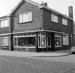 831201 Gezicht op de Radio- en Televisiewinkel M.J. Meijer (M. de Klerkstraat 2) te Utrecht; links de Hanrathstraat.